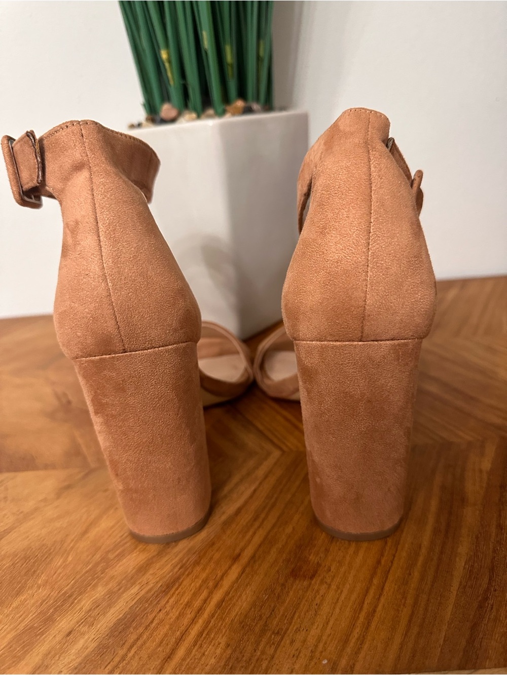 Chinese Laundry Camel Faux Suede Ankle Strap Block Heel Sandals SZ 7 NWOT READ - Picture 8 of 8